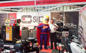 Tyre Bay Dave with Automechanika Exhibitor 9