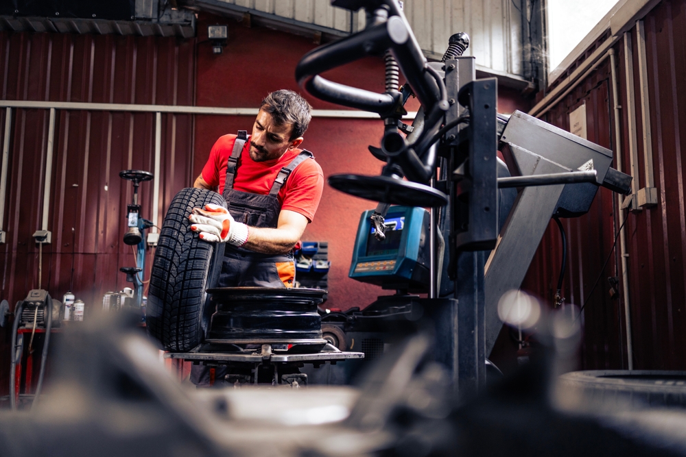 Experienced,Tire,Technician,Mounting,New,Tire,On,The,Wheels.